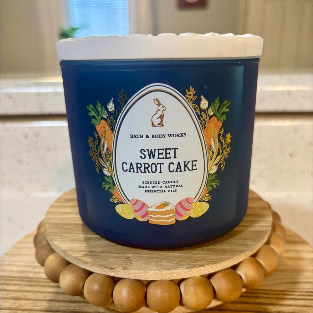 NWT BBW Sweet Carrot Cake Candle with limited edition top